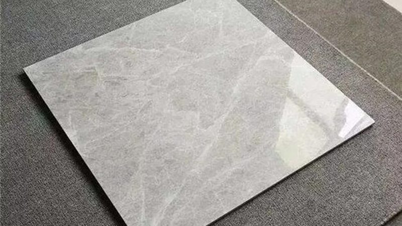 通体大理石瓷砖与亮面砖：材质与适用场景的深度解析